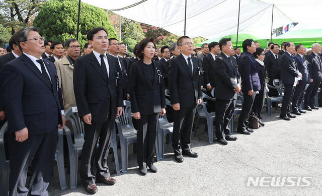 【서울=뉴시스】김진아 기자 = 황교안 자유한국당 대표, 나경원 원내대표, 김진태 의원, 우리공화당 홍문종, 조원진 우리공화당 공동대표를 비롯한 참석자들이 26일 서울 동작구 국립서울현충원 박정희 전 대통령 내외 묘소에서 열린 ‘고(故) 박정희 전 대통령 서거 40주기 추도식’에서 애국가를 부르고 있다. 2019.10.26. bluesoda@newsis.com