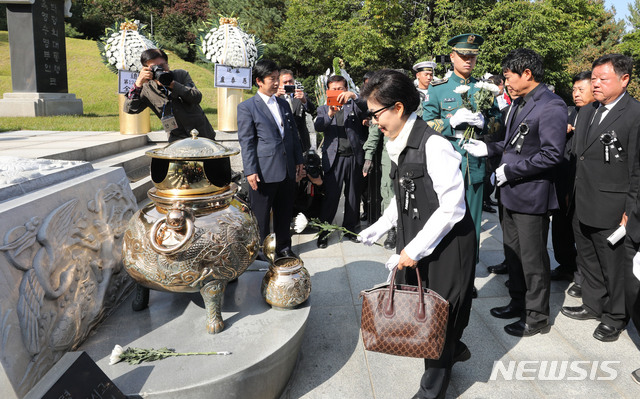 【서울=뉴시스】김진아 기자 = 박근령 전 육영재단 이사장과 남편 신동욱 공화당 총재가 26일 서울 동작구 국립서울현충원 박정희 전 대통령 내외 묘소에서 열린 ‘고(故) 박정희 전 대통령 서거 40주기 추도식’에서 헌화를 하고 있다. 2019.10.26.&nbsp; bluesoda@newsis.com