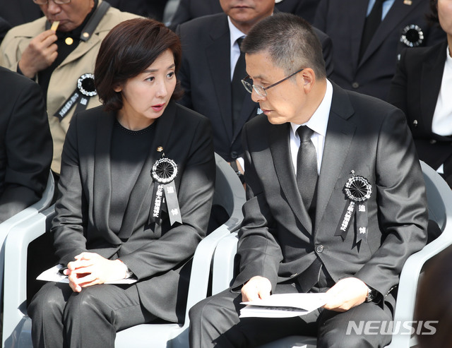 【서울=뉴시스】김진아 기자 = 자유한국당 황교안 대표와 나경원 원내대표가 26일 서울 동작구 국립서울현충원 박정희 전 대통령 내외 묘소에서 열린 ‘고(故) 박정희 전 대통령 서거 40주기 추도식’에서 대화를 나누고 있다. 2019.10.26.&nbsp; bluesoda@newsis.com