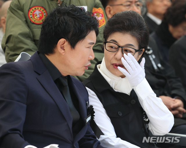 【서울=뉴시스】김진아 기자 = 박근령 전 육영재단 이사장과 남편 신동욱 공화당 총재가 26일 서울 동작구 국립서울현충원 박정희 전 대통령 내외 묘소에서 열린 ‘고(故) 박정희 전 대통령 서거 40주기 추도식’에서 대화를 하고 있다. 2019.10.26.&nbsp; bluesoda@newsis.com