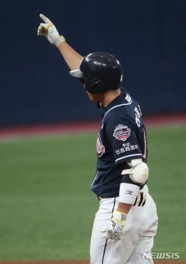 【서울=뉴시스】 고범준 기자 = 26일 오후 서울 구로구 고척스카이돔에서 열린 2019 KBO 한국시리즈 키움 히어로즈와 두산 베어스의 4차전 경기, 4회초 2사 1루 두산 허경민이 1타점 2루타를 치고 덕아웃을 향해 사인을 보내고 있다. 2019.10.26. bjko@newsis.com