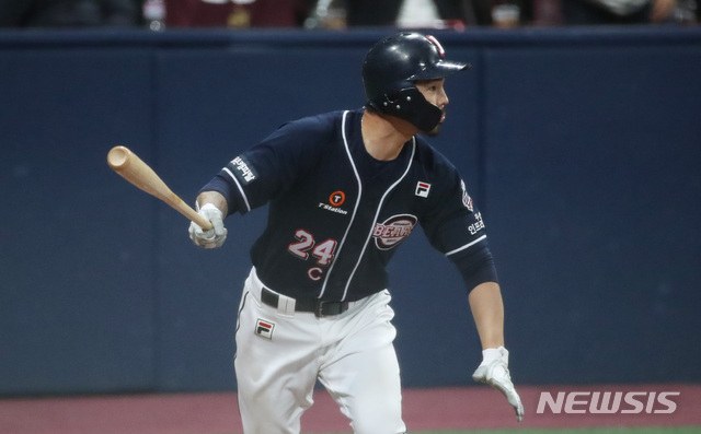 【서울=뉴시스】 고범준 기자 = 26일 오후 서울 구로구 고척스카이돔에서 열린 2019 KBO 한국시리즈 키움 히어로즈와 두산 베어스의 4차전 경기, 5회초 2사 만루 두산 오재원이 2타점 안타를 치고 있다. 2019.10.26. bjko@newsis.com