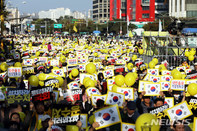 【서울=뉴시스】 이윤청 기자 = 사법적폐청산 범국민시민연대(시민연대)와 참가자들이 26일 서울 여의도 여의도공원에서 제11차 검찰개혁 및 공수처(고위 공직자 비리 수사처) 설치 촛불문화제에서 구호를 외치고 있다. 2019.10.26. radiohead@newsis.com