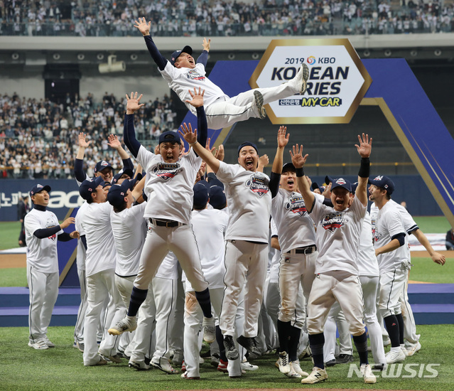 【서울=뉴시스】 고범준 기자 = 26일 오후 서울 구로구 고척스카이돔에서 열린 2019 KBO 한국시리즈 키움 히어로즈와 두산 베어스의 4차전 경기, 11-9로 한국시리즈 우승을 차지한 두산 김태형 감독을 선수들이 헹가래 치고 있다. 2019.10.26. bjko@newsis.com