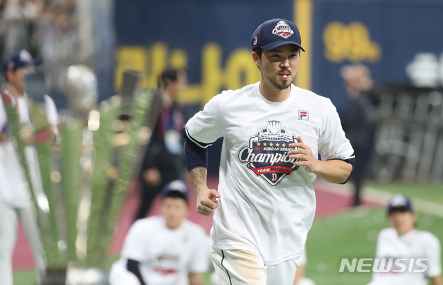 【서울=뉴시스】 고범준 기자 = 26일 오후 서울 구로구 고척스카이돔에서 열린 2019 KBO 한국시리즈 키움 히어로즈와 두산 베어스의 4차전 경기, 4승(11-9)으로 우승을 차지한 두산 오재원이 메달을 받기 위해 시상대로 향하고 있다. 2019.10.26. bjko@newsis.com