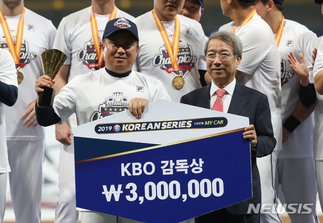 【서울=뉴시스】 고범준 기자 = 26일 오후 서울 구로구 고척스카이돔에서 열린 2019 KBO 한국시리즈 키움 히어로즈와 두산 베어스의 4차전 경기, 4승(11-9)으로 우승을 차지한 김태형 두산 감독이 정운찬 KBO총재로 부터 감독상을 받고 기념촬영을 하고 있다. 2019.10.26. bjko@newsis.com