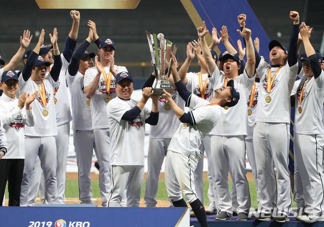 【서울=뉴시스】 고범준 기자 = 26일 오후 서울 구로구 고척스카이돔에서 열린 2019 KBO 한국시리즈 키움 히어로즈와 두산 베어스의 4차전 경기, 4승(11-9)으로 우승을 차지한 김태형 두산 감독과 오재원이 우승 트로피를 들고 기뻐하고 있다. 2019.10.26. bjko@newsis.com
