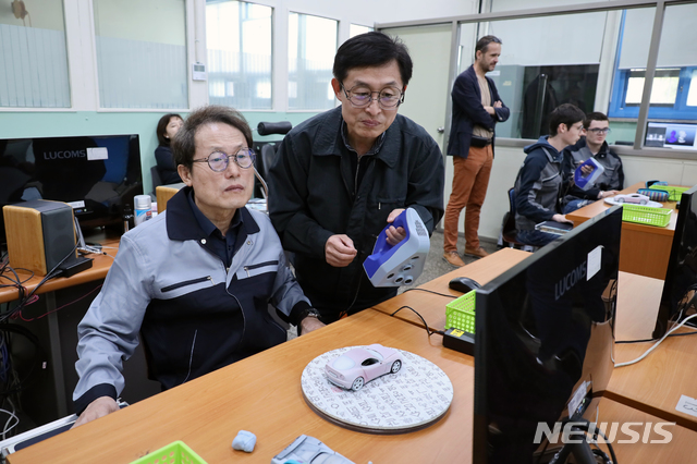 【서울=뉴시스】 이윤청 기자 =&nbsp; 조희연(오른쪽) 서울시교육감이 지난 25일 서울시 노원구 경기기계공업고를 방문해 3D프린트 활용 수업 과정을 체험하고 있다. 조 교육감은 학교구성원 생활과 애로사항, 지원방안 등을 모색 하기 위해 지난 22일부터 특성화고 현장체험을 진행하고 있다. 2019.10.26. (사진=서울시교육청 제공) photo@newsis.com