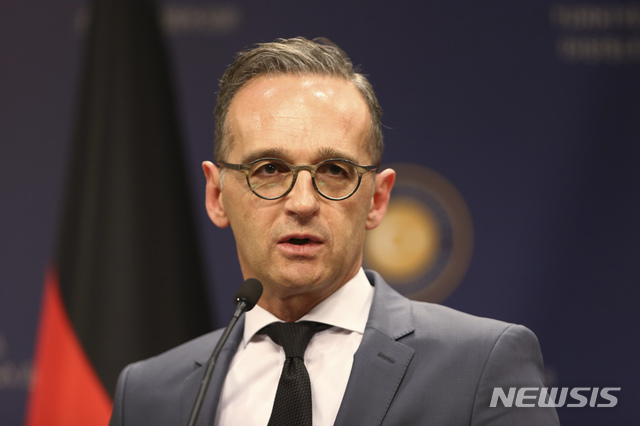 【앙카라(터키)=AP/뉴시스】하이코 마스 독일 외무장관이 지난 10월26일 터키 수도 앙카라에서 메블뤼트 차우쇼을루 터키 외무장관(사진에는 보이지 않음)과 공동 기자회견을 갖고 있다. 마스 장관은 4일 헝가리에서 기자들에게 "이란이 최근 2015년의 이란 핵협정으로부터 또다시 이탈 움직임을 보인 것은 핵협정 전체를 완전히 무너트릴 위험을 안고 있다"고 말했다. 2019.11.5