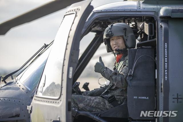 【서울=뉴시스】육군항공학교 김성수(43) 소령. 2019.10.27(사진=육군 제공)