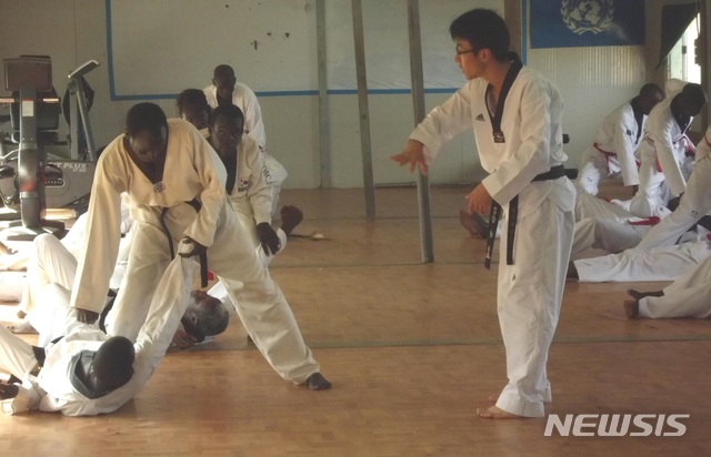 【서울=뉴시스】 육군항공학교 김성수(43) 소령. 2012년 남수단 파병 때 태권도 지도 봉사활동을 하는 모습. 2019.10.27(사진=육군 제공)