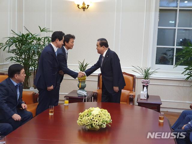 김종천 과천시장(왼쪽)과문희상 국회의장