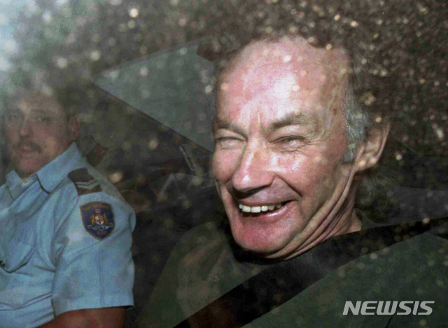 【시드니(호주)= AP/뉴시스】 20대 젊은 배낭족 여행자들을 차에 태워준 뒤 살인범으로 돌변해 벌판에서 차로 추격하며 사냥했던 희대의 연쇄살인범 아이반 빌랏이 1997년 11월 4일 재판정으로 호송되면서 웃어대고 있다. 그는 종신형의 7배 금고형을 선고받았으나 27일(현지시간) 교도소내 병동에서 식도암과 위암으로 숨졌다.     