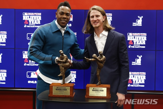 【워싱턴=AP/뉴시스】&nbsp; 아롤디스 채프먼(31·뉴욕 양키스·왼쪽)과 조시 헤이더(25·밀워키 브루어스)는 27일(한국시간) 미국 워싱턴의 내셔널스파크에서 열린 월드시리즈 4차전을 앞두고 마무리 투수 최고의 영예인 마리아노 리베라상과 트레버 호프먼상을 수상했다.