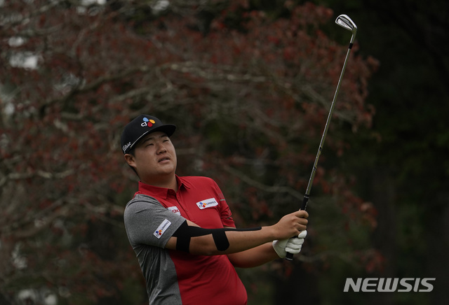 【인자이(일본)=AP/뉴시스】임성재가 27일 일본 지바현 인자이시 아코디아 골프 나라시노CC에서 열린 미 프로골프(PGA)투어 조조 챔피언십 3라운드 3번 홀에서 경기하고 있다. 지난 시즌 신인왕 임성재는 중간합계 12언더파 202타로 개리 우드랜드(미국)와 공동 3위를 기록했다. 2019.10.27. 