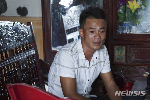 【응헤안=AP/뉴시스】 지난 23일 영국 에식스 주의 한 산업단지에서 발생한 냉동 트럭 사망사건 피해자로 추측되는 베트남인 보응옥남의 형이 27일(현지시간) 그의 고향인 베트남 응헤안의 집에서 인터뷰를 하고 있다. 아직 사망자의 신분이 확인되지 않은 가운데 보응옥남의 가족은 그의 생존 소식을 기다리고 있다. 2019.10.28. 