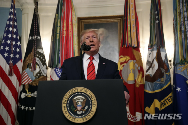 【워싱턴=AP/뉴시스】도널드 트럼프 미국 대통령이 27일(현지시간) 오전 백악관에서 대국민성명을 발표하고 있다. 트럼프 대통령은 이날 성명에서 이슬람국가(IS) 리더 아부바크르 알바그다디가 사망했다고 발표했다.