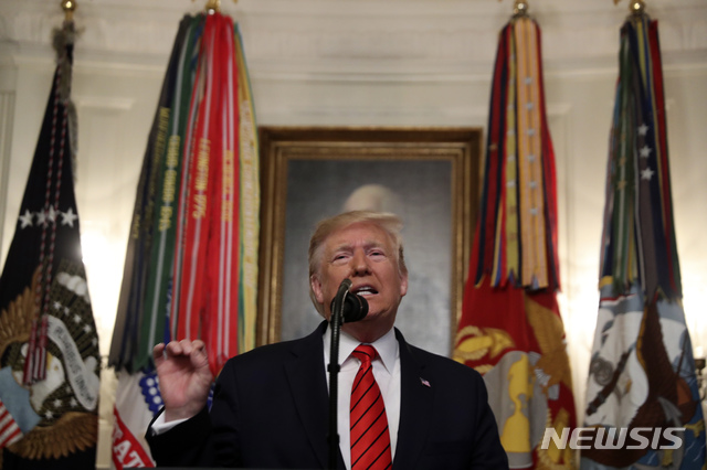 【워싱턴=AP/뉴시스】도널드 트럼프 미국 대통령이 27일(현지시간) 백악관 외교 리셉션 룸에서 성명을 발표하고 있다. 트럼프 대통령은 수니파 극단주의 무장조직 이슬람국가(IS)의 우두머리 아부 바크르 알바그다디가 미군 작전으로 사망했다고 밝혔다. 2019.10.27.