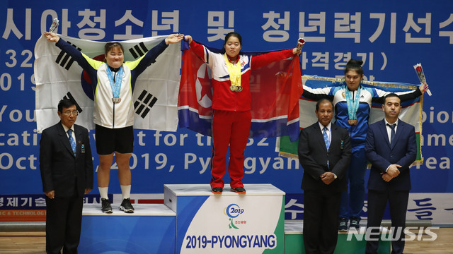 【평양=뉴시스】 사진공동취재단 = 2019 아시아 유소년·주니어 역도선수권 대회가 열리고 있는 평양 청춘가역도전용경기장에서 27일 오전 주니어 여자 87㎏급에 출전해 합계 2위를 기록한 서민지(울산광역시청)가 시상대에 올라 태극기를 펼쳐보이고 있다. 2019.10.27. photo@newsis.com