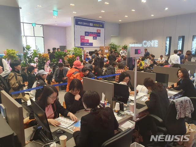 해링턴 플레이스 견본주택을 찾은 방문객들이 상담을 받고 있다.