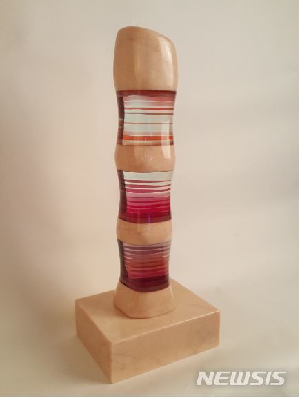 【서울=뉴시스】신재환, 그 곳을 향하여. 대리석, 유리 25.5x20x65(H)cm 2019