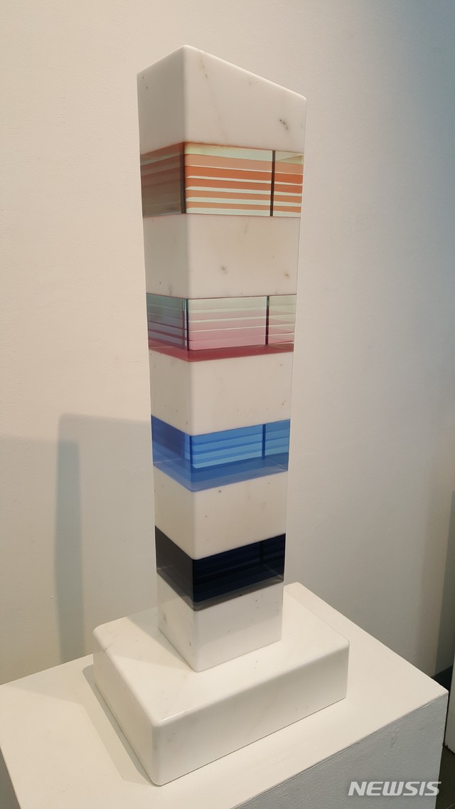 【서울=뉴시스】신재환, 그 곳을 향하여, 26.5x19x71cm,대리석,유리 2018