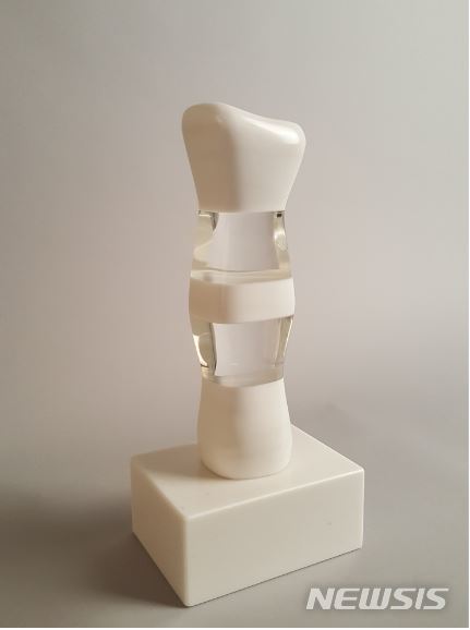 【서울=뉴시스】신재환, 생명의 서정, 16.5x11.5x36cm, 대리석,유리,2019