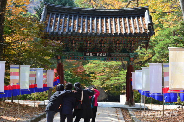 【합천=뉴시스】김기진=관광객들이 28일 경남 합천 해인사를 찾아 '가을'을 만끽하며 사진을 찍고 있다. 2019.10.28. sky@newsis.com