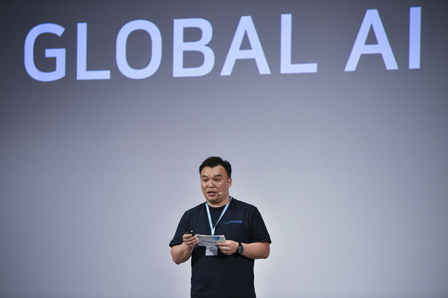 【서울=뉴시스】석상옥 네이버랩스 대표가 28일 서울 삼성동 코엑스에서 개최된 '개발자 컨퍼런스 데뷰(DEVIEW) 2019' 행사에서 기조연설을 하고 있다. (사진=네이버 제공) 2019.10.28