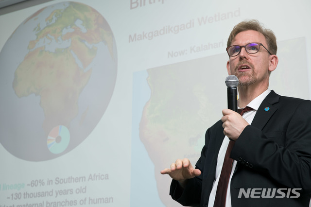 【서울=뉴시스】기초과학연구원 기후물리연구단 악셀 팀머만 단장이 세종특별자치시 세종파이낸스센터 과기정통부 기자실에서 '인류 조상, 기후변화로 인해 첫 이주했다' 관련 연구내용에 대해 설명을 하고 있다.(사진/과학기술정보통신부 제공) photo@newsis.com