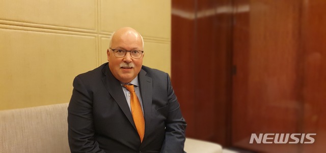 【서울=뉴시스】윌름 아데마 경제개발협력기구(OECD) 고용노동사회국 사회정책과 수석이코노미스트가 지난 28일 서울 중구 웨스틴조선호텔에서 인터뷰를 하고 있다. 아데마 수석이코노미스트는 한국의 사교육이 대학수학능력시험(수능) 고득점에 초점이 맞춰져 있고 사교육 부담으로 출산율이 떨어진다고 주장했다. 아데마 수석이코노미스트는 공교육 성적이나 인턴십 등 활동 점수에 가중치를 주는 것을 대안으로 제시했다. 공정성 논란에 대해선 부모가 아닌 학교가 기회를 배분하는 방안을 제안했다.(사진=뉴시스 DB)