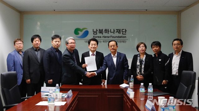 【서울=뉴시스】정동영(가운데) 민주평화당 대표와 고경빈(가운데에서 왼쪽) 남북하나재단 이사장, 탈북민단체 관계자들이 28일 오후 3시 서울 마포구 남북하나재단 사무실에서 만나 이른바 '아사 탈북 모자' 사고의 재발방지와 탈북민 지원 등에 대한 협의를 진행했다. (사진 = 민주평화당 제공) 2019.10.28.photo@newsis.com