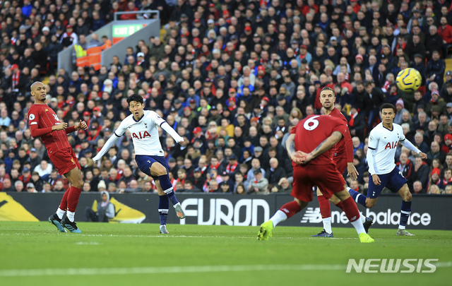 【리버풀=AP/뉴시스】손흥민(왼쪽 두 번째)이 27일(현지시간) 영국 리버풀의 안필드에서 열린 2019-20시즌 잉글랜드 프리미어 리그(EPL) 10라운드 리버풀과의 경기 중 슛을 시도하고 있다. 손흥민은 풀타임을 소화하며 골대만 두 차례 맞히는 등 득점하지 못했고 토트넘은 1-2로 역전패했다. 2019.10.28.