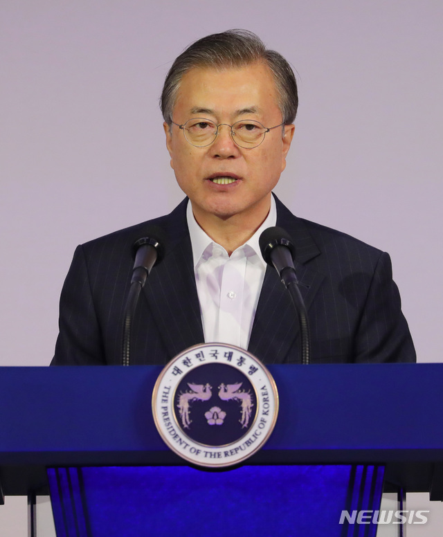 【서울=뉴시스】배훈식 기자 = 문재인 대통령이 28일 서울 강남구 코엑스에서 열린 국내 최대 규모의 인공지능(AI) 주제 회의인 ‘DEVIEW 2019’에 참석, 발언을 하고 있다. 2019.10.28.&nbsp; dahora83@newsis.com 