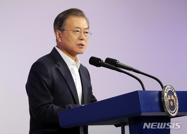 【서울=뉴시스】배훈식 기자 = 문재인 대통령이 28일 서울 강남구 코엑스에서 열린 국내 최대 규모의 인공지능(AI) 주제 회의인 ‘DEVIEW 2019’에 참석, 발언을 하고 있다. 2019.10.28.&nbsp; dahora83@newsis.com