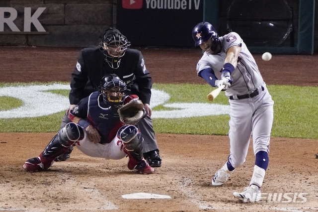 【워싱턴=AP/뉴시스】 카를로스 코레아(25·휴스턴 애스트로스)는 28일(한국시간) 미국 워싱턴의 내셔널스파크에서 열린 2019 메이저리그(MLB) 월드시리즈(7전 4선승제) 5차전에 선발출전, 4회초 투런 홈런을 쏘아 올렸다.