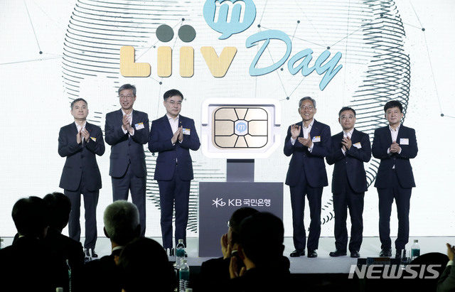 [서울=뉴시스]최동준 기자 = 손병두(왼쪽 세번째) 금융위원회 부위원장, 윤종규(왼쪽 네번째) KB금융지주 회장을 비롯한 참석자들이 28일 서울 중구 반야트리 클럽앤스타 서울에서 열린 KB국민은행 알뜰폰 브랜드 '리브엠' 론칭 행사에서 기념촬영을 하고 있다.왼쪽부터 하현회 LG유플러스 부회장, 허인 KB국민은행장, 손 부위원장, 윤 회장, 이태희 과학기술정보통신부 통신정책 국장, 최성호 방송통신위원회 이용자정책국장. 2019.10.28. photocdj@newsis.com