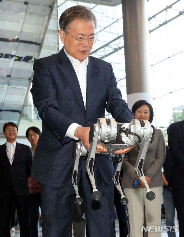 【서울=뉴시스】배훈식 기자 = 문재인 대통령이 28일 서울 강남구 코엑스에서 열린 국내 최대 규모의 인공지능(AI) 주제 회의인 ‘DEVIEW 2019’에 참석, 뒤로 공중제비돌기를 하는 미니 치타 로봇을 살피고 있다. 2019.10.28. dahora83@newsis.com