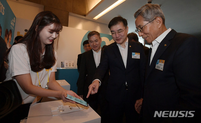 【서울=뉴시스】최동준 기자 =하현회(왼쪽 두번째부터) LG유플러스 부회장과 손병두 금융위원회 부위원장, 윤종규 KB금융지주 회장이 28일 서울 중구 반얀트리 클럽 앤 스파 서울에서 열린 리브모바일(LIIV M)론칭행사에서 대화형 금융플랫폼 리브 똑똑 체험을 하고 있다. 2019.10.28.photo@newsis.com