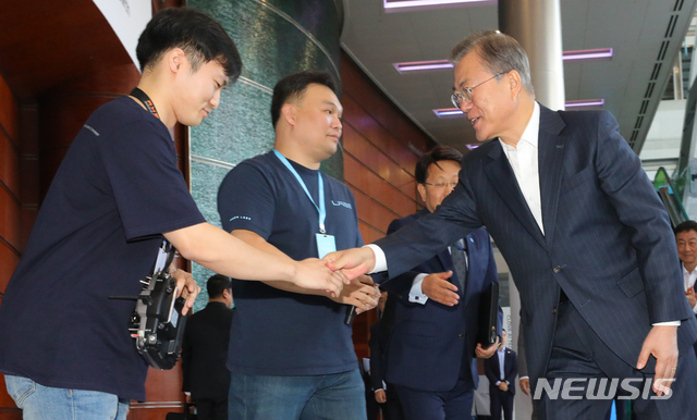 【서울=뉴시스】배훈식 기자 = 문재인 대통령이 28일 서울 강남구 코엑스에서 열린 국내 최대 규모의 인공지능(AI) 주제 회의인 ‘DEVIEW 2019’에 참석해 네이버랩스 미니 치타 로봇 시연자와 악수하고 있다. 2019.10.28. dahora83@newsis.com