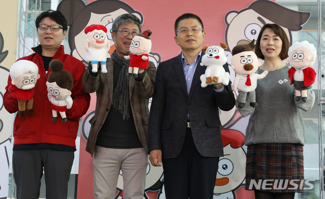 【서울=뉴시스】김명원 기자 = 황교안 자유한국당 대표가 28일 오전 서울 여의도 국회 의원회관에서 열린 ‘오른소리가족’제작발표 및 전시회에서 인형극에 덕구(강아지)로 출연, 공연을 마치고 출연진(당직자들)과 인사하고 있다. 2019.10.28.&nbsp; kmx1105@newsis.com