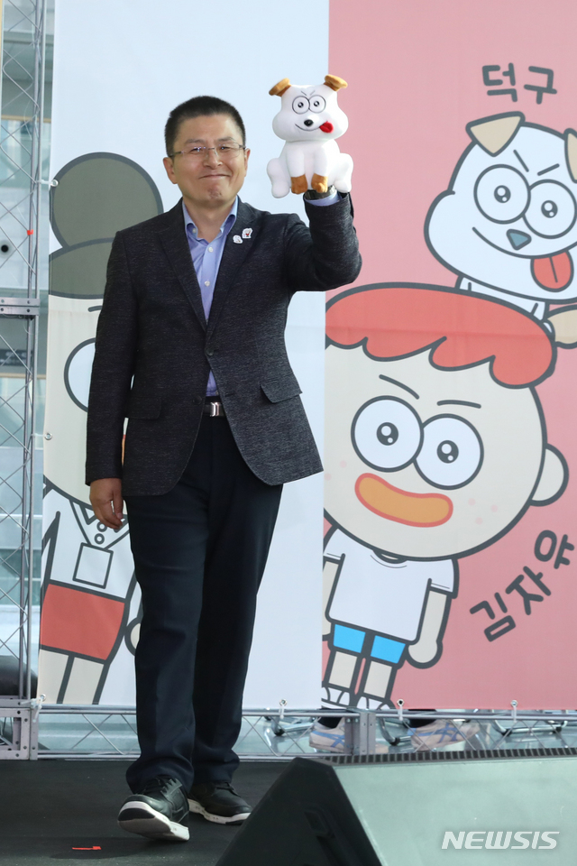 【서울=뉴시스】김명원 기자 = 황교안 자유한국당 대표가 28일 오전 서울 여의도 국회 의원회관에서 열린 ‘오른소리가족’제작발표 및 전시회에서 인형극에 덕구(강아지)로 출연, 공연을 마치고 나오며 인사하고 있다.&nbsp; 2019.10.28. kmx1105@newsis.com