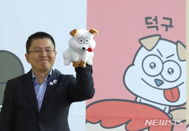 【서울=뉴시스】김명원 기자 = 황교안 자유한국당 대표가 28일 오전 서울 여의도 국회 의원회관에서 열린 ‘오른소리가족’제작발표 및 전시회에서 인형극에 덕구(강아지)로 출연, 공연을 마치고 나오며 인사하고 있다.&nbsp; 2019.10.28. kmx1105@newsis.com