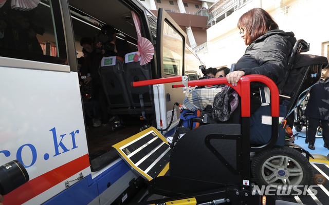 [서울=뉴시스]최진석 기자 = 전동 휠체어를 탄 시민이 지난 2019년 10월28일 서초구 서울고속버스터미널에서 휠체어 탑승설비를 장착한 고속버스에 탑승하고 있다. 휠체어 탑승 고속버스는 이날부터 석 달간 서울에서 부산, 강릉, 전주와 당진 등 모두 4개 노선에서 시범 운행한다. 2019.10.28. myjs@newsis.com *기사와 관련 없음.