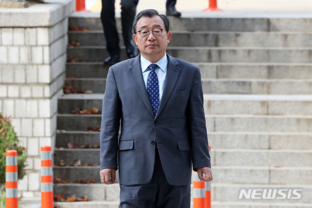 [서울=뉴시스]홍효식 기자 = 이정현 무소속 의원이 지난해 10월28일 서울중앙지법에서 열린 항소심 선고 공판에 출석하고 있다. 2019.10.28. photo@newsis.com