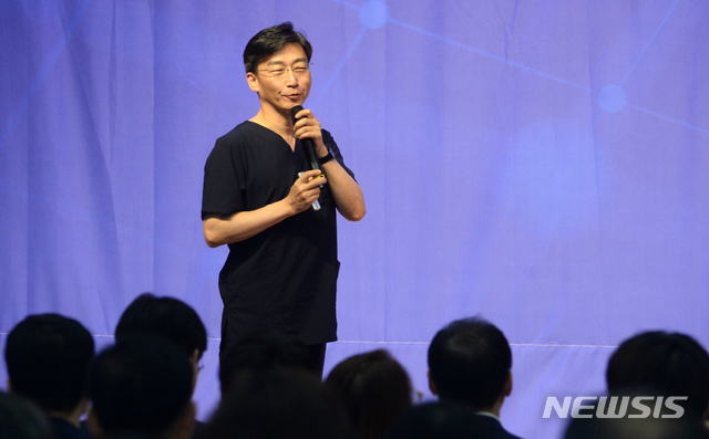 【전주=뉴시스】 김얼 기자= 이국종 아주대학교병원 교수가 28일 전북 전주시 전북도청 대회의실에서 열린 적극행정 실천다짐 결의대회 및 직원교육에 참여해 '적극행정 지금이 골든아워'라는 주제로 특강을 하고 있다. 2019.10.28. pmkeul@newsis.com