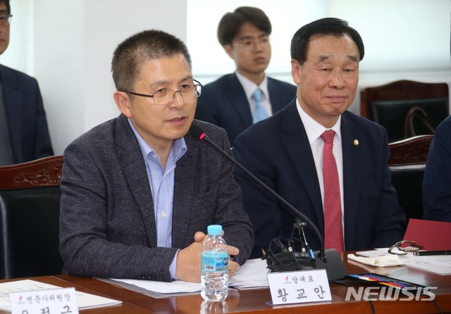 【서울=뉴시스】황교안 자유한국당 대표가 28일 강원도 원주시 문막읍 동화산업단지에서 열린 '자유한국당 민부론이 간다!'에 참석해 모두발언을 하고 있다. 2019.10.28. (사진=자유한국당 제공) photo@newsis.com