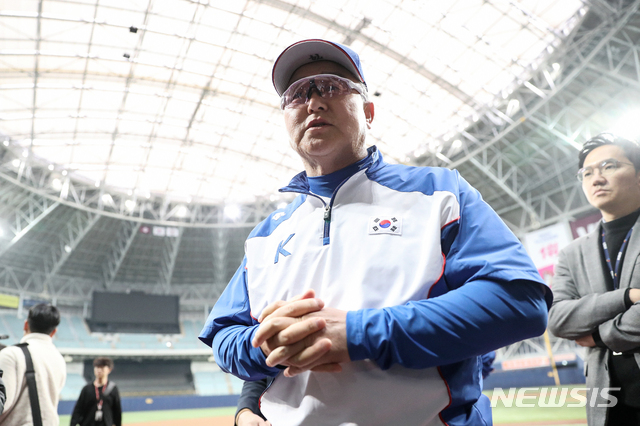 【서울=뉴시스】 김병문 기자 = 김경문 감독이 28일 오후 서울 구로구 고척스카이돔에서 진행된 2019 WBSC 프리미어 12 대한민국 야구 대표팀 훈련에 참석해 인터뷰를 하고 있다. 2019.10.28. dadazon@newsis.com