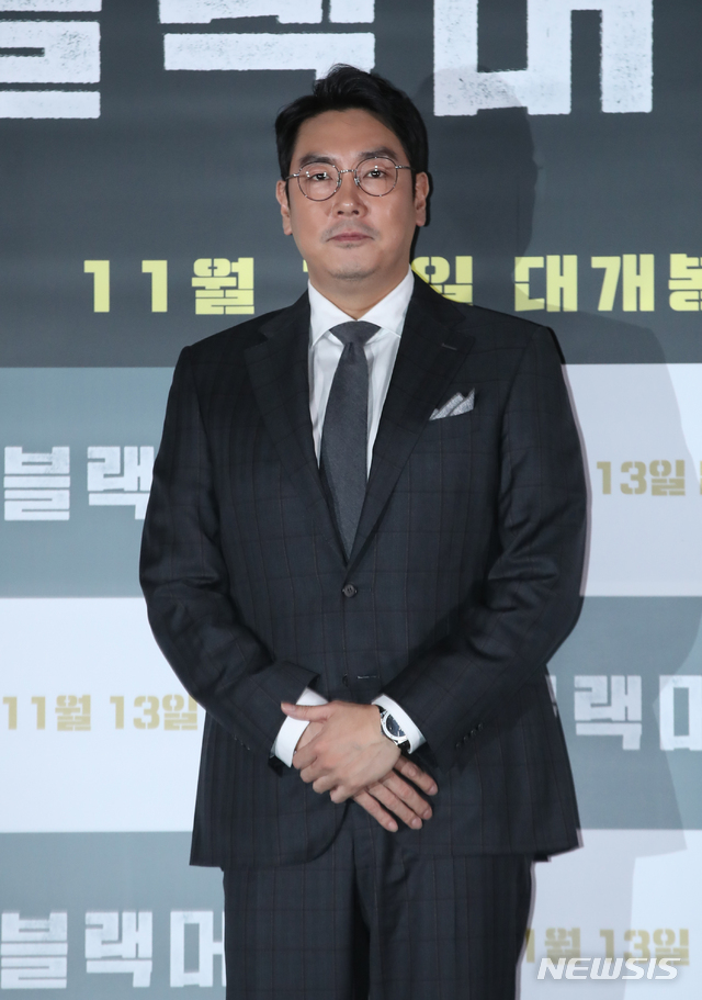 【서울=뉴시스】조수정 기자 = 배우 조진웅이 28일 오후 서울 이촌동 CGV용산아이파크몰에서 열린 영화 '블랙머니' 언론시사회에서 포즈를 취하고 있다. 금융범죄 실화극 '블랙머니'는 오는 11월 13일 개봉한다. 2019.10.28.chocrystal@newsis.com