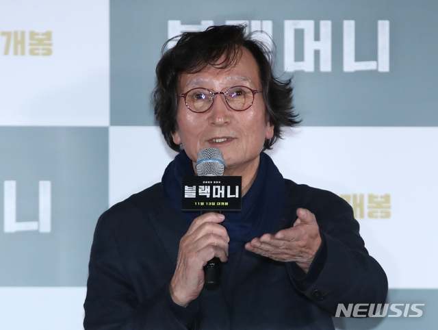[서울=뉴시스]조수정 기자 = 정지영 감독이 지난해 서울 이촌동 CGV용산아이파크몰에서 열린 영화 '블랙머니' 언론시사회에서 질문에 답하고 있다. 2019.10.28.chocrystal@newsis.com